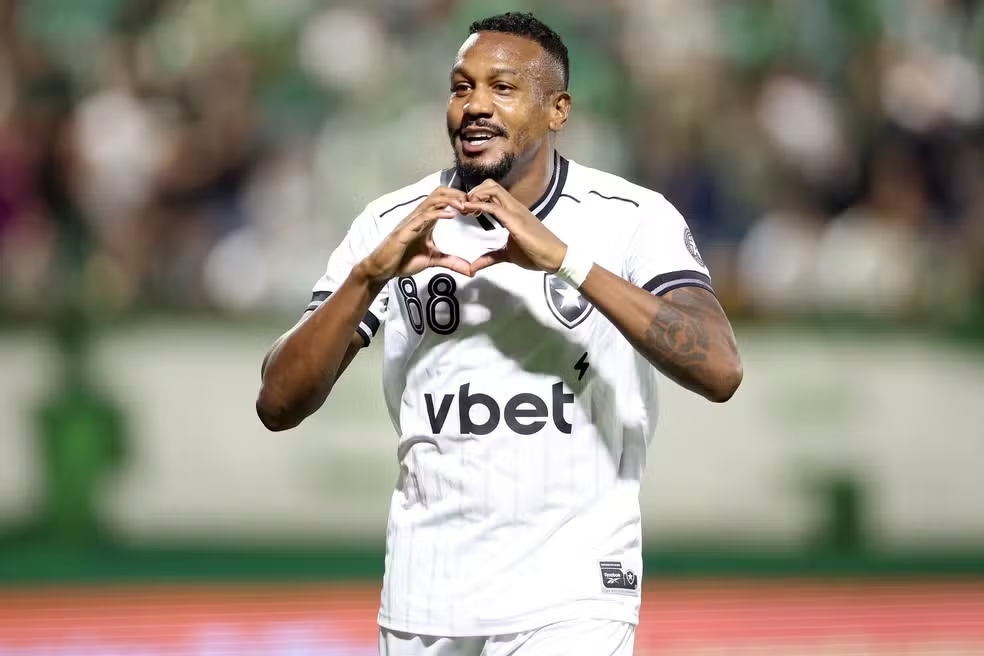 Ex-Inter, Edenilson sofre lesão e deve desfalcar o Botafogo na reta final do Brasileiro