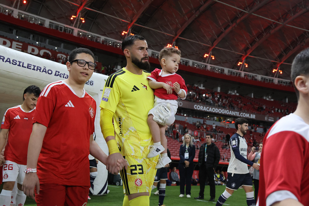 Goleiro matheus cunha exaltado vitória