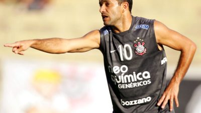 A lista de jogadores que jogaram tanto no Inter como no Corinthians