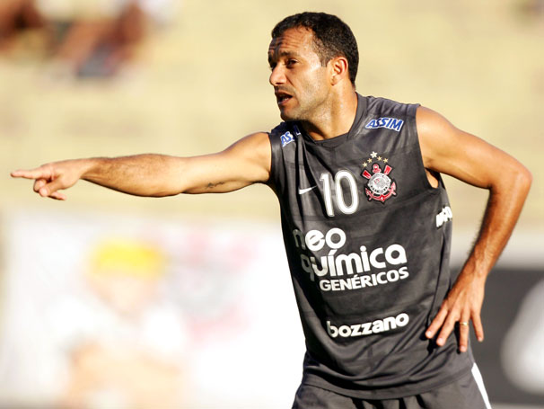 A lista de jogadores que jogaram tanto no Inter como no Corinthians