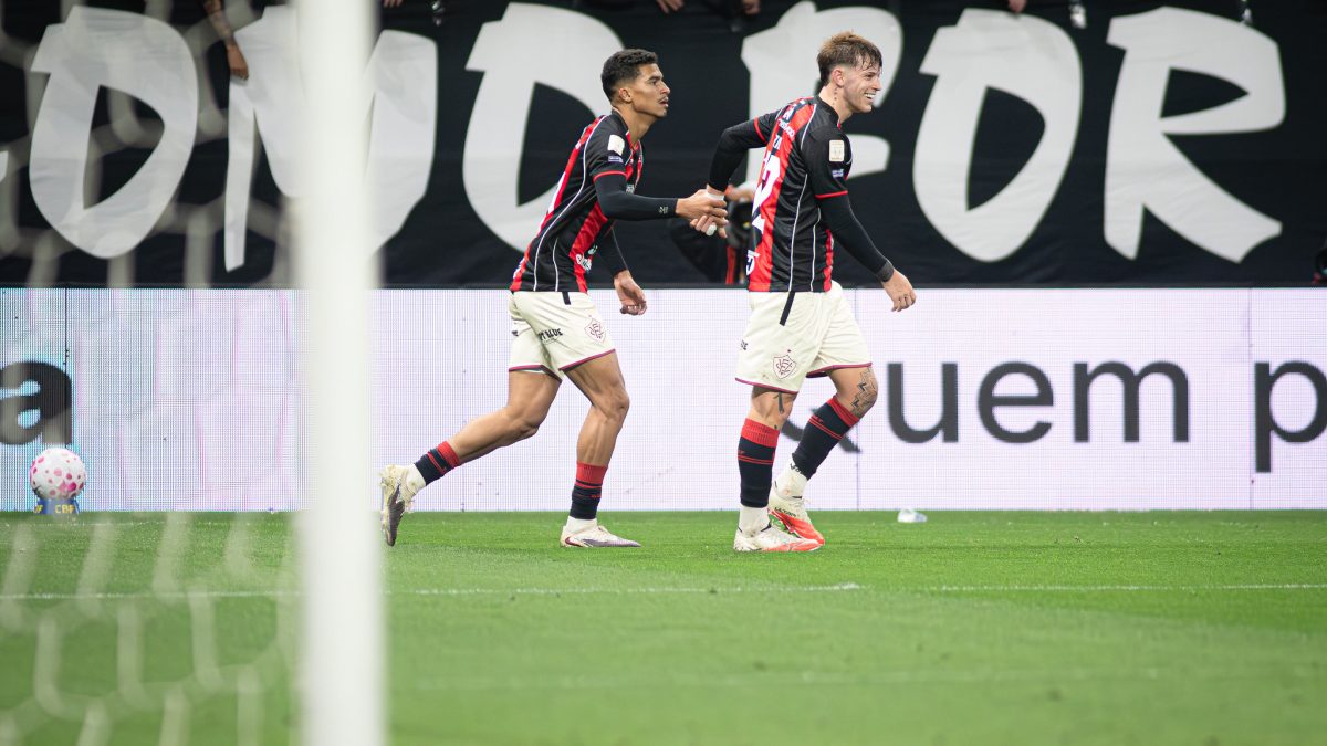 Renê, que jogava no São José e enfrentava a dupla Grenal, marca mais um gol pelo Vitória contra o Corinthians
