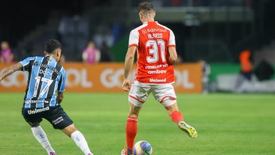 Jogador pendurado sofre cartão e desfalcará o Grêmio contra o Inter