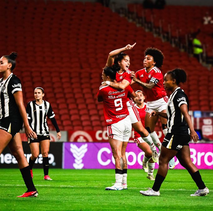 Enquanto masculino afunda feminino inter