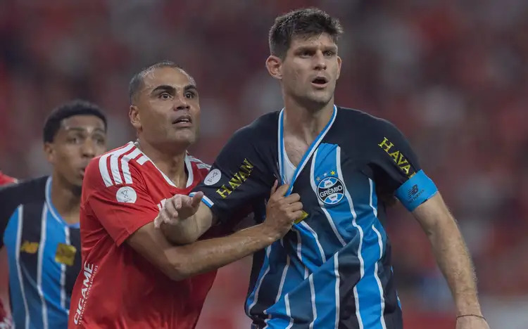 Quem levou mais cartões vermelhos na carreira, Mercado ou Kannemann?